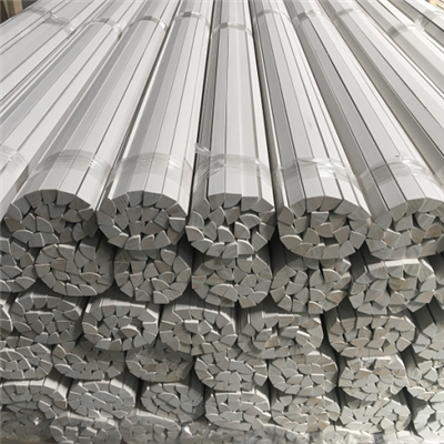 کفش پرطرفدار سفید چوبی با قالب گیری کوچک یا ربع گرد برای قرنیز